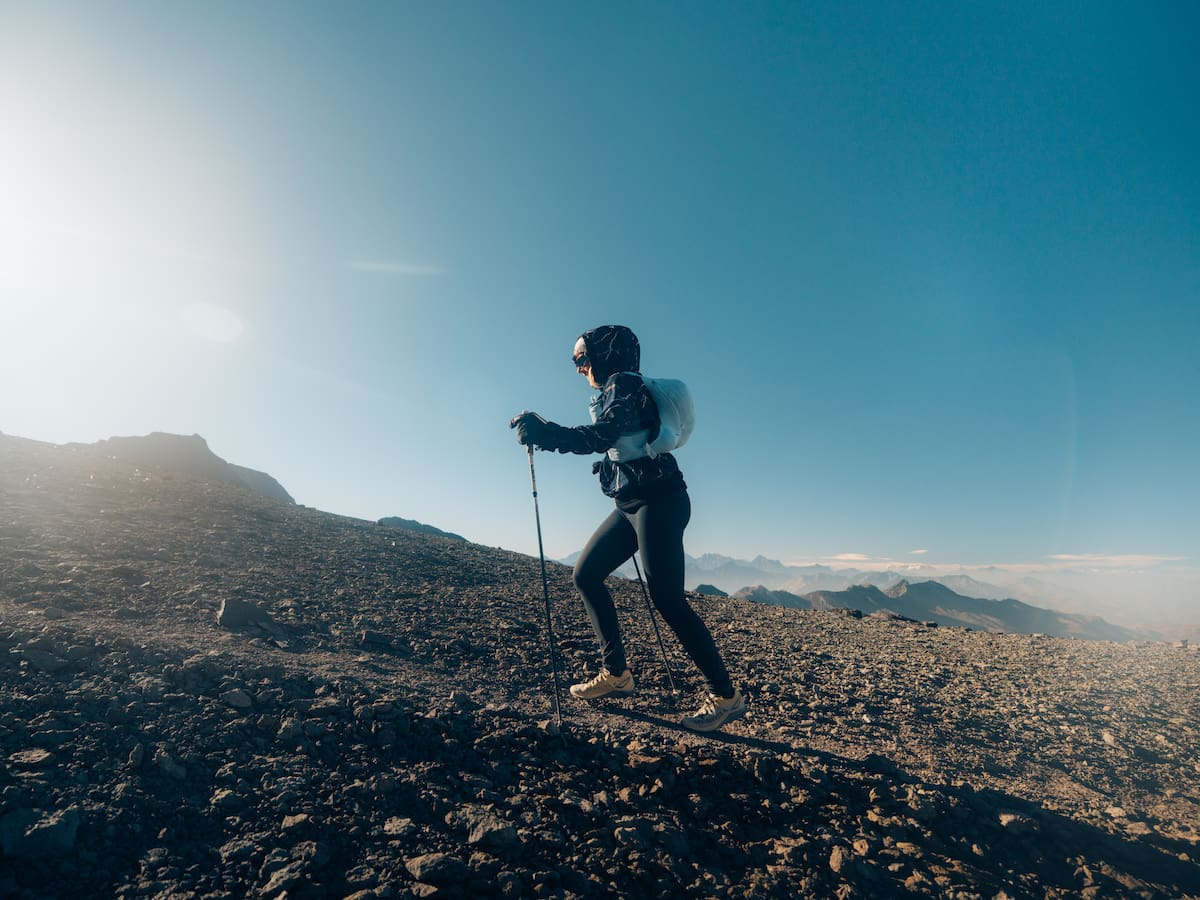 Atleta estadounidense embarazada se impuso en una de las categorías de exigente prueba de skyrunning en Santiago