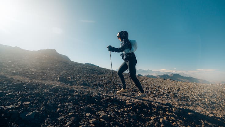 Atleta estadounidense embarazada se impuso en una de las categorías de exigente prueba de skyrunning en Santiago