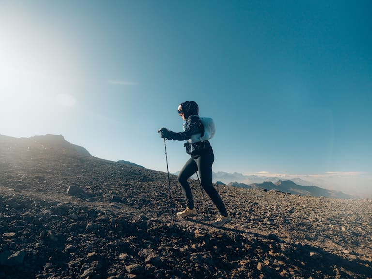 Atleta estadounidense embarazada se impuso en una de las categorías de exigente prueba de skyrunning en Santiago