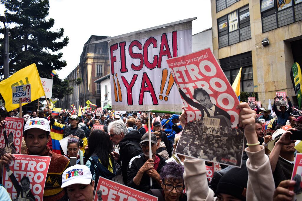 Manifestantes muestran su apoyo al presidente de Colombia, Gustavo Petro, durante una protesta en la ciudad de Bogotá.
