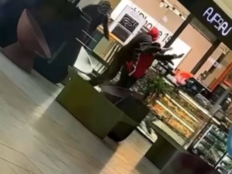 Reportan violento asalto armado a tienda electrónica en Mall Florida Center