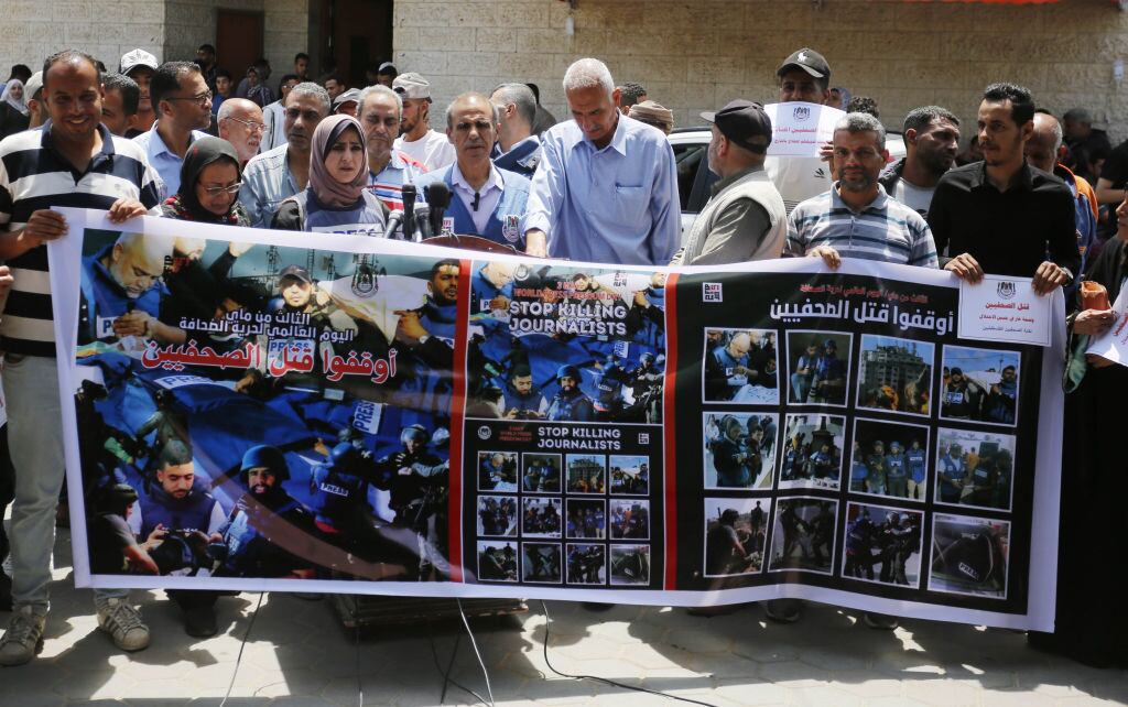 Miembros de la prensa en la Franja de Gaza homenajean a los periodistas asesinados en medio de los ataques de Israel contra el enclave palestino.
