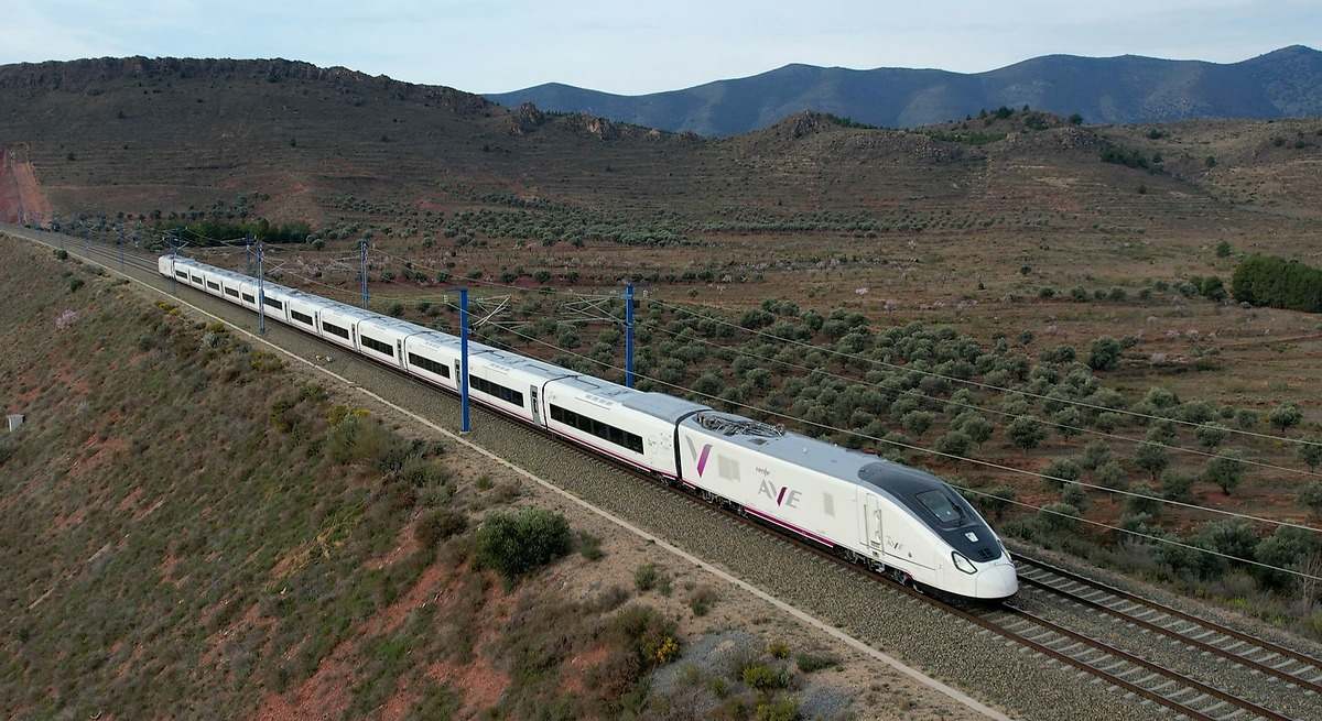 Hombre muere tras lanzarse de un tren en marcha: se habría pasado de su estación
