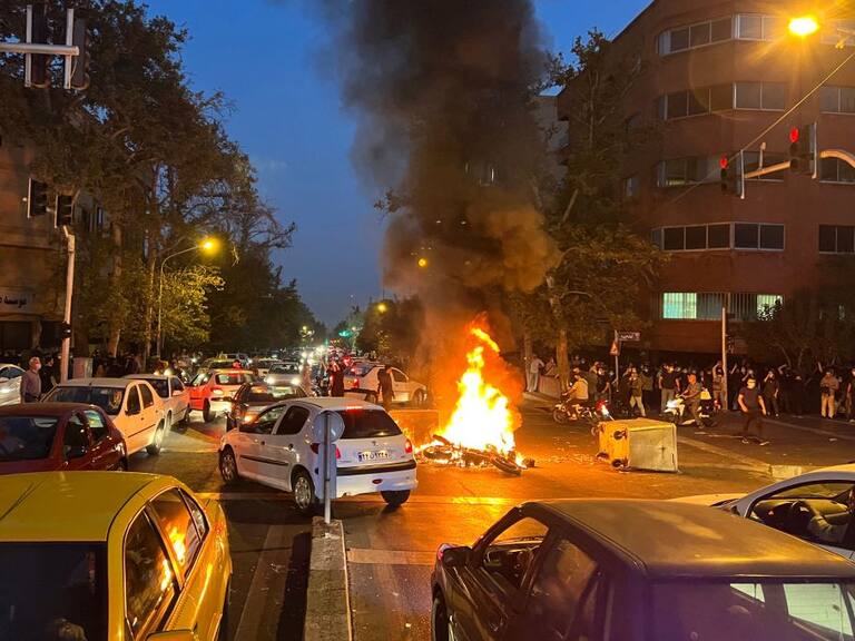 Barricada en Teherán por los derechos de las mujeres en Irán