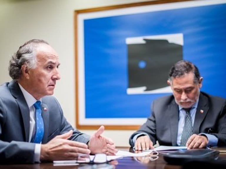 Ministerio de Relaciones Exteriores tiene colgada de lado obra del Premio Nacional de Artes Plásticas, Eduardo Vilches