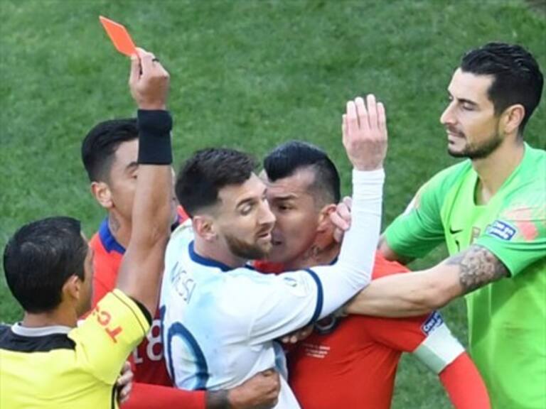 Sancionan a Gary Medel con un partido de suspensión y 1.500 dólares