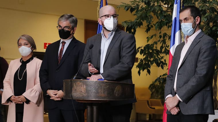 02 DE ABRIL DE 2022/VALPARAISOLos ministros Jeannette Jara (i), Mario Marcel (ci), Giorgio Jackson (cd) y Nicolás Grau (d) ofrecen un punto de prensa en la Cámara de Diputados, ad portas a iniciar la discusión del salario mínimo en la Comisión de Trabajo.
FOTO: LEONARDO RUBILAR CHANDIA/AGENCIAUNO