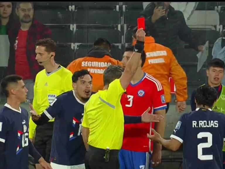 Paraguay quedó con un hombre menos ante Chile tras descomunal patada a Gabriel Suazo