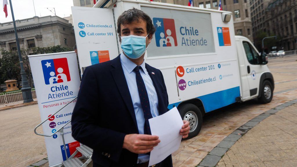 20 de agosto de 2021 /SANTIAGO El Ministro secretario general de la Presidencia, Juan José Ossa, Baja de un móvil para informar que más de 13 millones de ciudadanos ya han obtenido su Clave Única y entrega cifras actualizadas de digitalización de trámites. Durante el primer semestre de este año, del total de transacciones asociadas a los trámites informados en el Registro Nacional de Trámites (RNT). 
FOTO :CRISTOBAL ESCOBAR /AGENCIAUNO