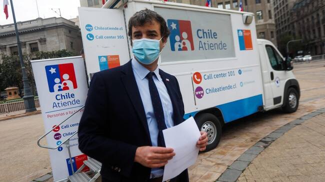 20 de agosto de 2021 /SANTIAGO El Ministro secretario general de la Presidencia, Juan José Ossa, Baja de un móvil para informar que más de 13 millones de ciudadanos ya han obtenido su Clave Única y entrega cifras actualizadas de digitalización de trámites. Durante el primer semestre de este año, del total de transacciones asociadas a los trámites informados en el Registro Nacional de Trámites (RNT).
FOTO :CRISTOBAL ESCOBAR /AGENCIAUNO