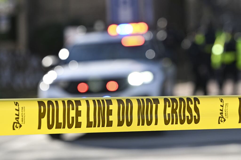 La policía en Washington resguarda la zona en la que se inmolara un efectivo de la Fuerza Aérea de EEUU en protesta por los ataques de Israel sobre Gaza.