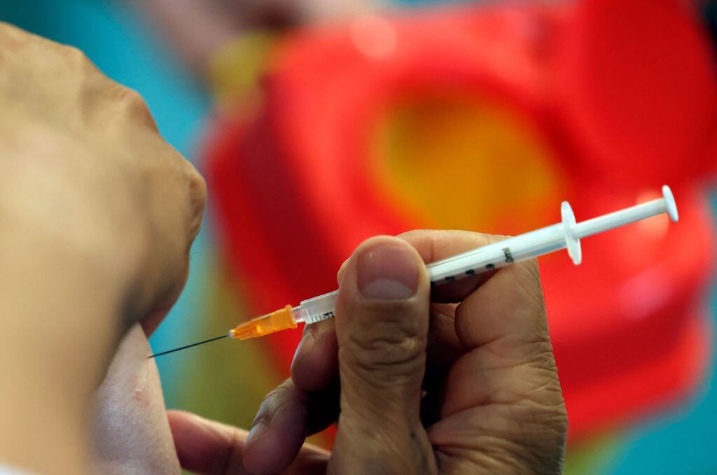 Adulto mayor recibe la tercera dosis de la vacuna anticovid en Paris