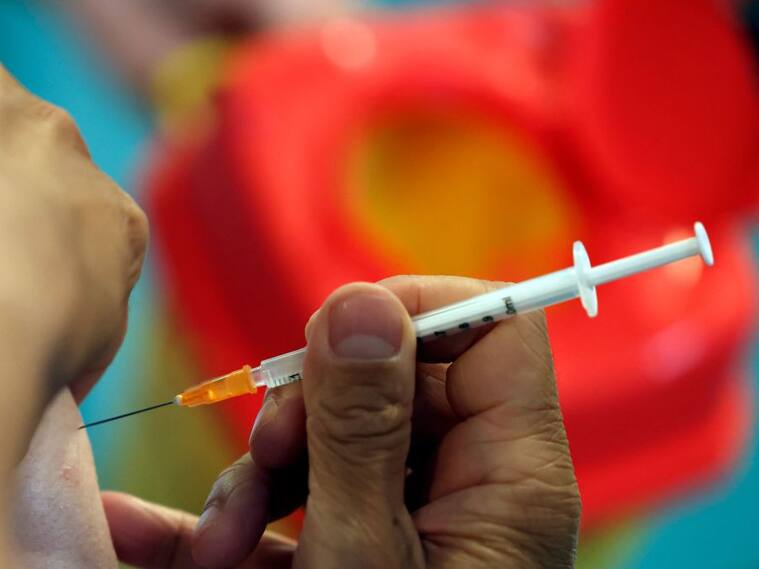 Adulto mayor recibe la tercera dosis de la vacuna anticovid en Paris