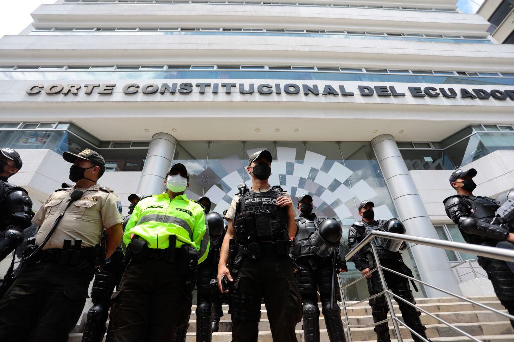La policía resguarda la sede de la Corte Constitucional de Ecuador en la ciudad de Quito.