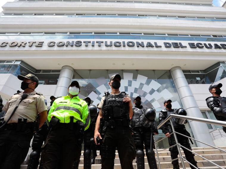La policía resguarda la sede de la Corte Constitucional de Ecuador en la ciudad de Quito.