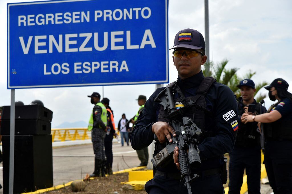 Policías de Venezuela custodian un puente en la frontera