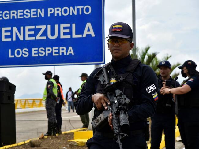 Policías de Venezuela custodian un puente en la frontera