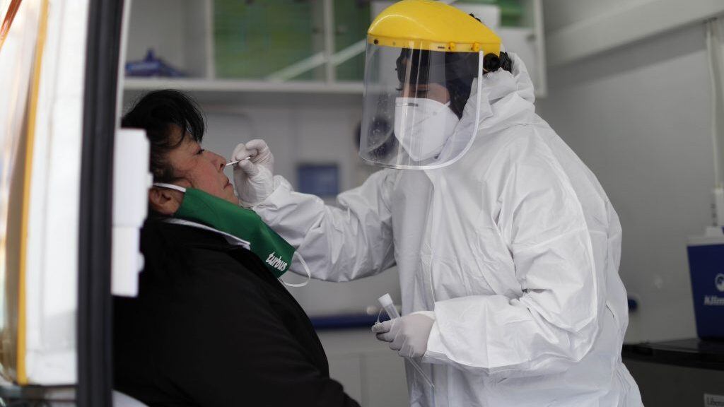19 de Agosto de 2020/SANTIAGO Una funcionaria de la Salud realiza un testeo a una mujer, durante un operativo móvil de testeo PCR gratuito en el Terminal de Buses Sur de la capital. 
FOTO:Cristobal Escobar/Agencia UNO
