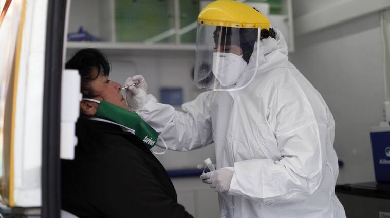 19 de Agosto de 2020/SANTIAGO Una funcionaria de la Salud realiza un testeo a una mujer, durante un operativo móvil de testeo PCR gratuito en el Terminal de Buses Sur de la capital.
FOTO:Cristobal Escobar/Agencia UNO