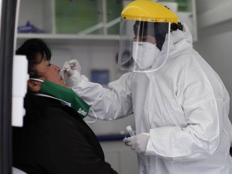 19 de Agosto de 2020/SANTIAGO Una funcionaria de la Salud realiza un testeo a una mujer, durante un operativo móvil de testeo PCR gratuito en el Terminal de Buses Sur de la capital.
FOTO:Cristobal Escobar/Agencia UNO