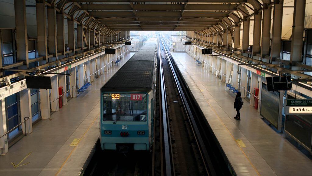 07 DE SEPTIEMBRE DE 2020/SANTIAGO
Personas esperan el tren en el ánden del metro Laguna Sur, de la línea 5 del Metro de Santiago, en la comuna de Pudahuel, Santiago.
FOTO: AILEN DÍAZ/AGENCIAUNO