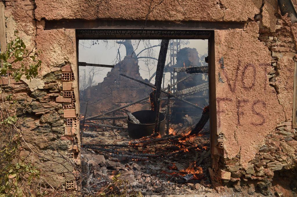 El fuego consumió diversas casas en los alrededores de la ciudad de Tizi Ouzou