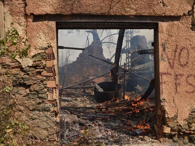 El fuego consumió diversas casas en los alrededores de la ciudad de Tizi Ouzou
