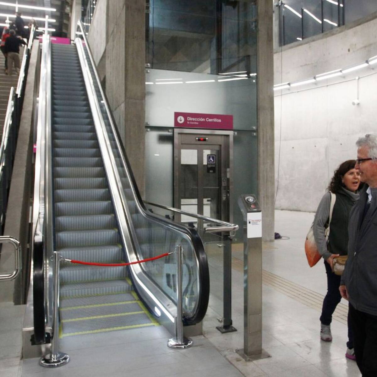 Metro de Santiago responde tras masivos reportes de escaleras mecánicas y ascensores fuera de servicio