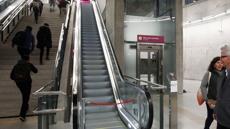 Metro de Santiago responde tras masivos reportes de escaleras mecánicas y ascensores fuera de servicio