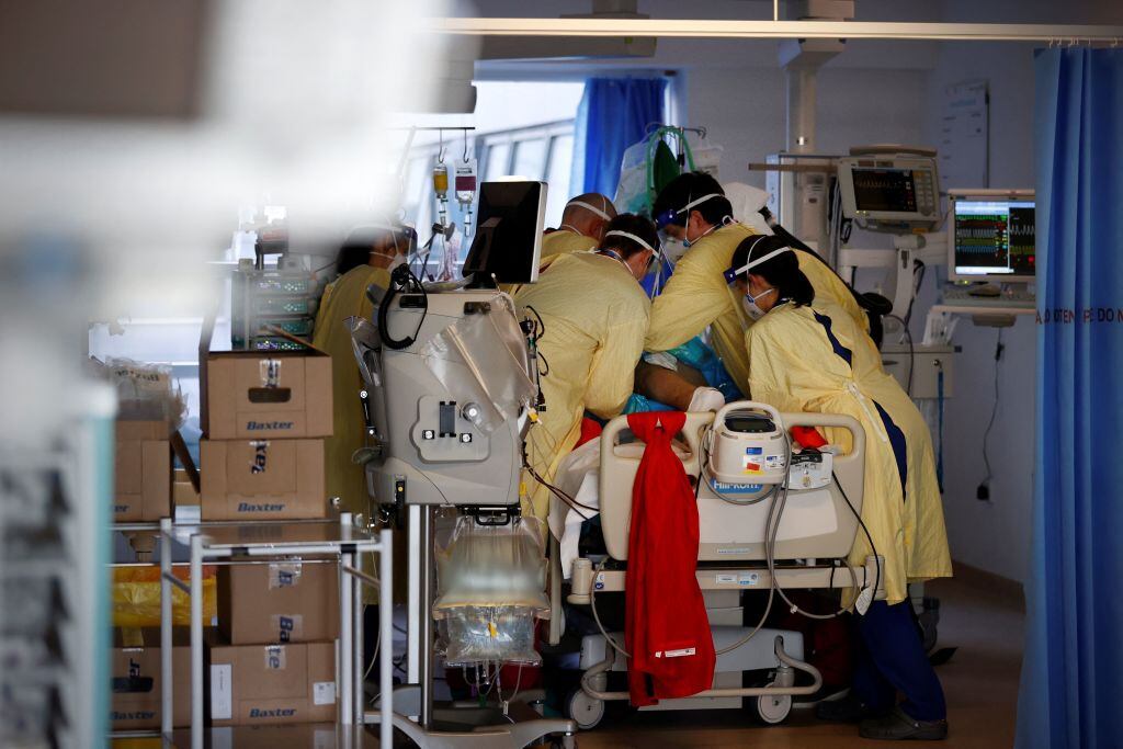 Médicos atienden a paciente Covid-19 en UCI de hospital de Inglaterra