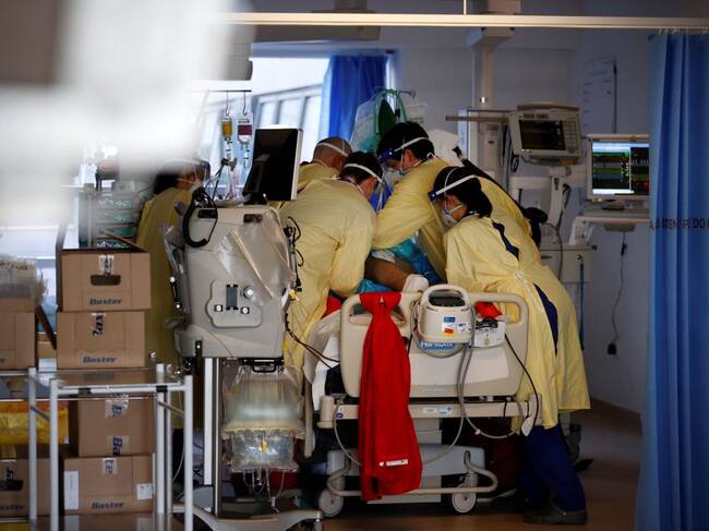 Médicos atienden a paciente Covid-19 en UCI de hospital de Inglaterra