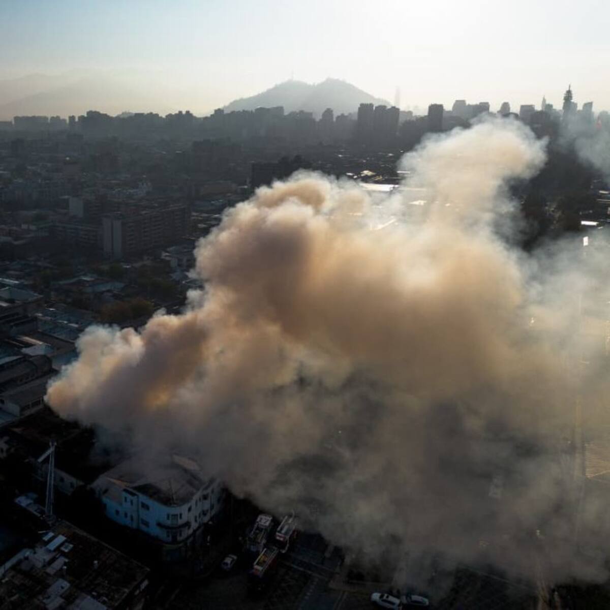 Incendio en Alameda con Libertad provoca corte de tránsito y alta congestión en Santiago Centro