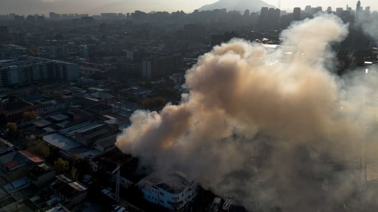 Incendio en Alameda con Libertad provoca corte de tránsito y alta congestión en Santiago Centro