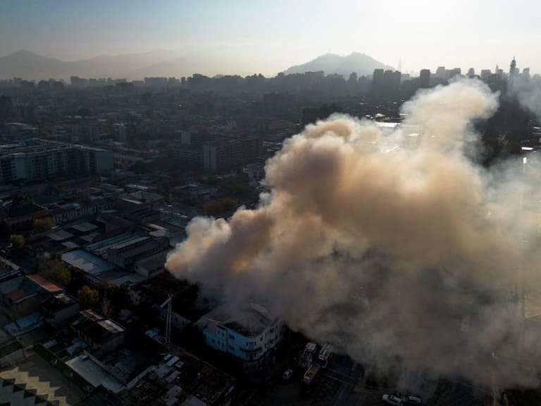 Incendio en Alameda con Libertad provoca corte de tránsito y alta congestión en Santiago Centro
