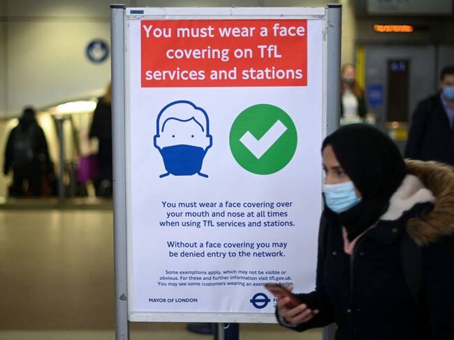 Cartel recuerda vacunarse contra el covid-19 en una estación de Londres