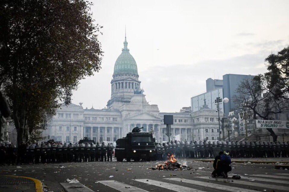 Fuertes disturbios en Argentina: revisa las impactantes imagenes de la protesta contra Javier Milei