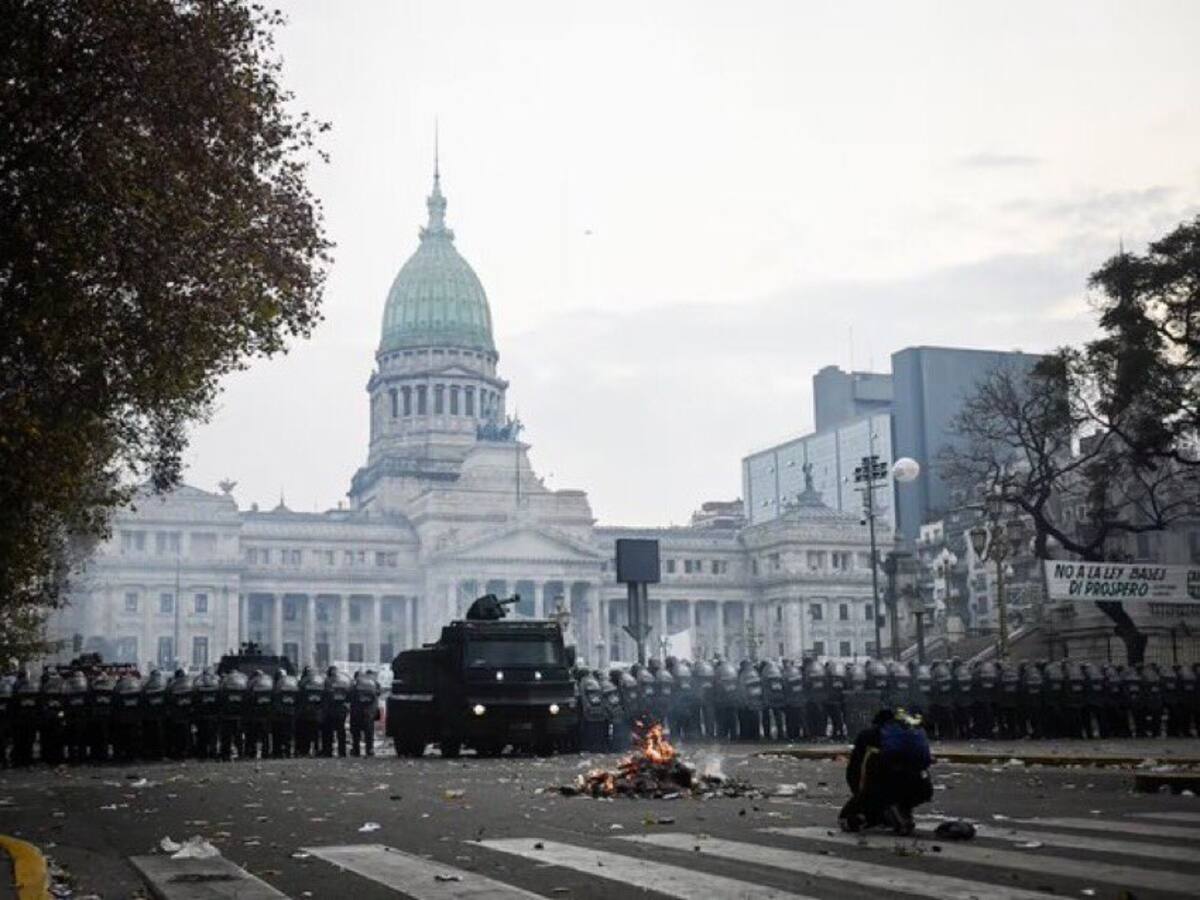 Fuertes disturbios en Argentina: revisa las impactantes imágenes de la protesta contra Javier Milei