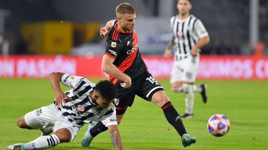 Talleres derrota a River Plate en duelo de chilenos por la Liga Argentina