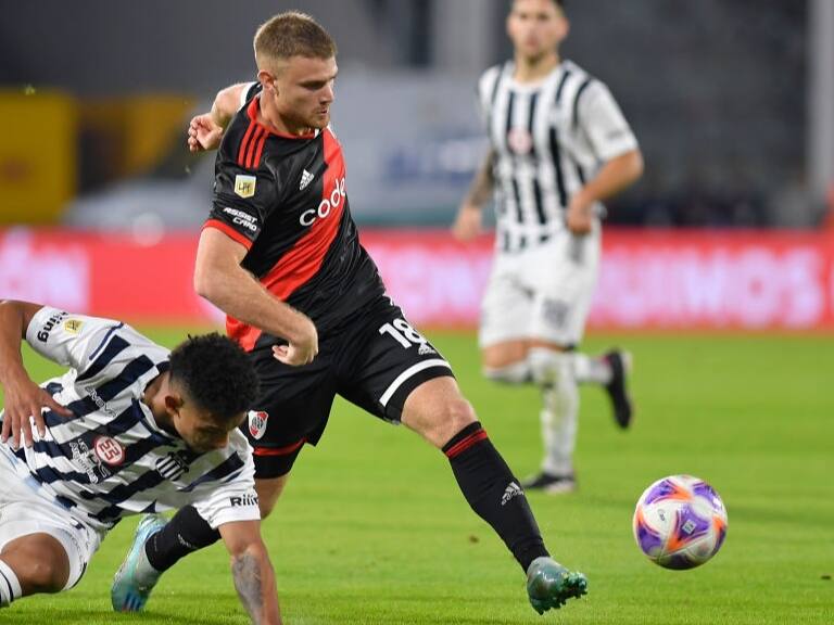 Talleres derrota a River Plate en duelo de chilenos por la Liga Argentina