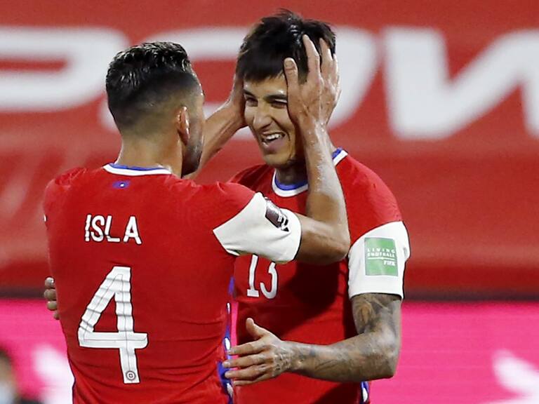 SANTIAGO, CHILE - JUNE 08: Erick Pulgar of Chile celebrates with teammate Mauricio Isla after scoring the first goal of his team during a match between Chile and Bolivia as part of South American Qualifiers for Qatar 2022 at Estadio San Carlos de Apoquindo on June 08, 2021 in Santiago, Chile. (Photo by Marcelo Hernandez/Getty Images)