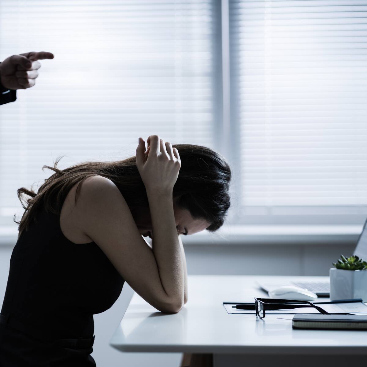“Nunca se refirieron a mí por mi nombre, era la ‘hueon...’: mujer gana juicio por acoso laboral y recibirá millonaria cifra