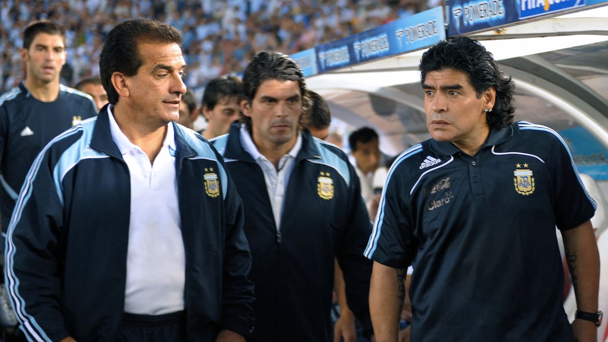 Acusan a exfutbolista argentino de vender licencias de DT falsas: Roberto Carlos y Thiago Silva, entre los afectados