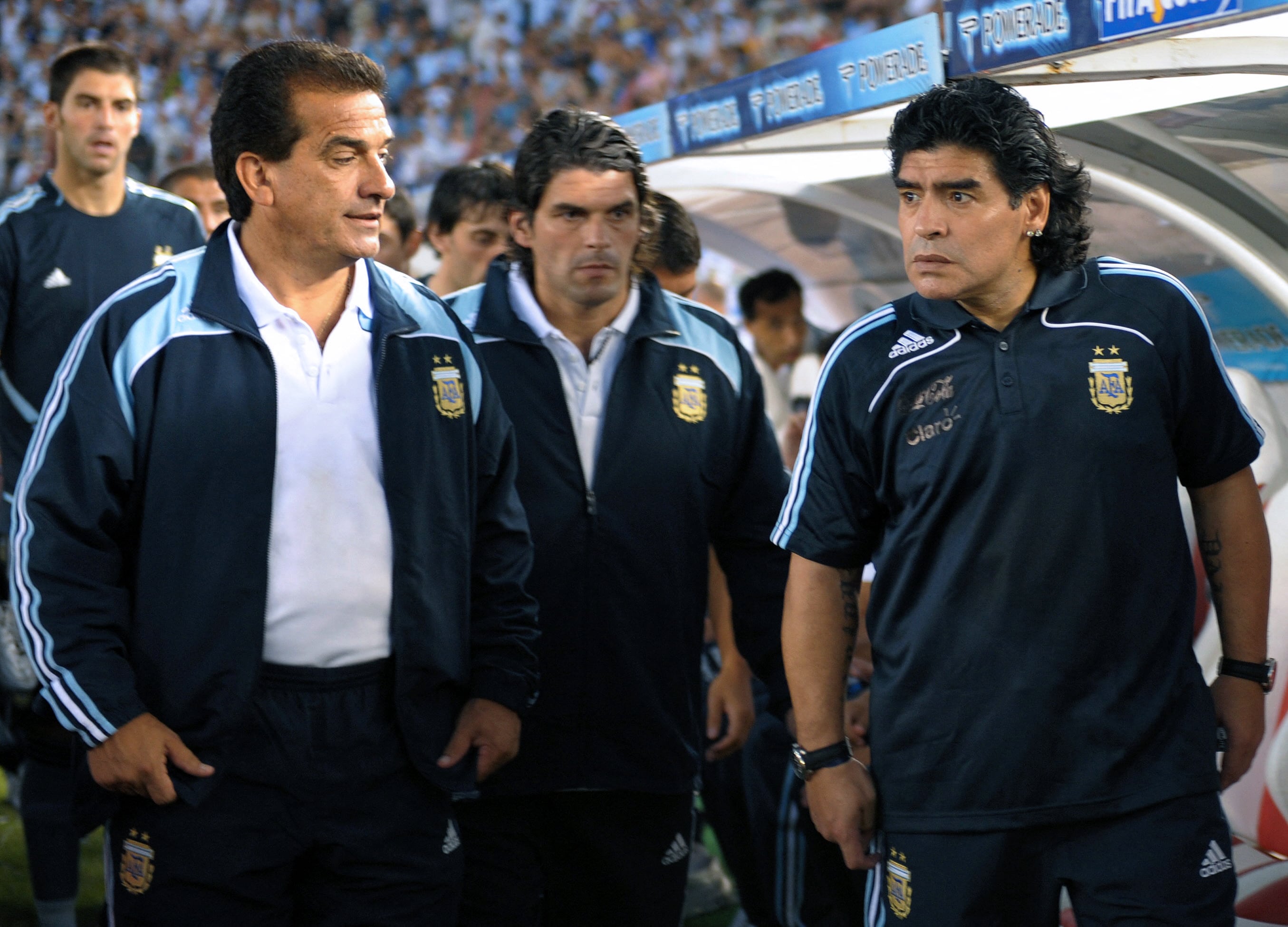 Acusan a exfutbolista argentino de vender licencias de DT falsas: Roberto Carlos y Thiago Silva, entre los afectados