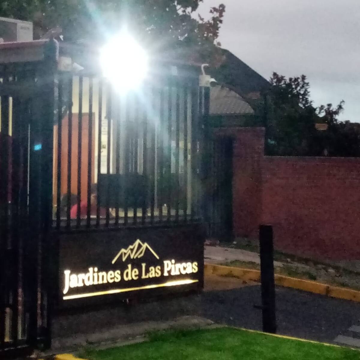 Familia sufre robo de $200 millones en su casa en Peñalolén: delincuentes escalaron cerco y entraron por una ventana