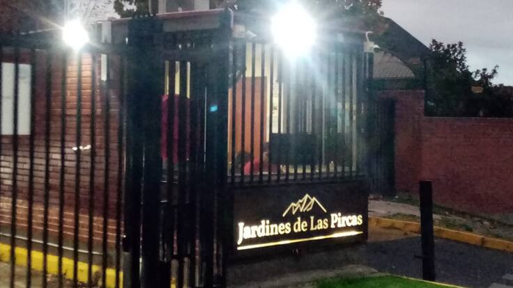 Familia sufre robo de $200 millones en su casa en Peñalolén: delincuentes escalaron cerco y entraron por una ventana