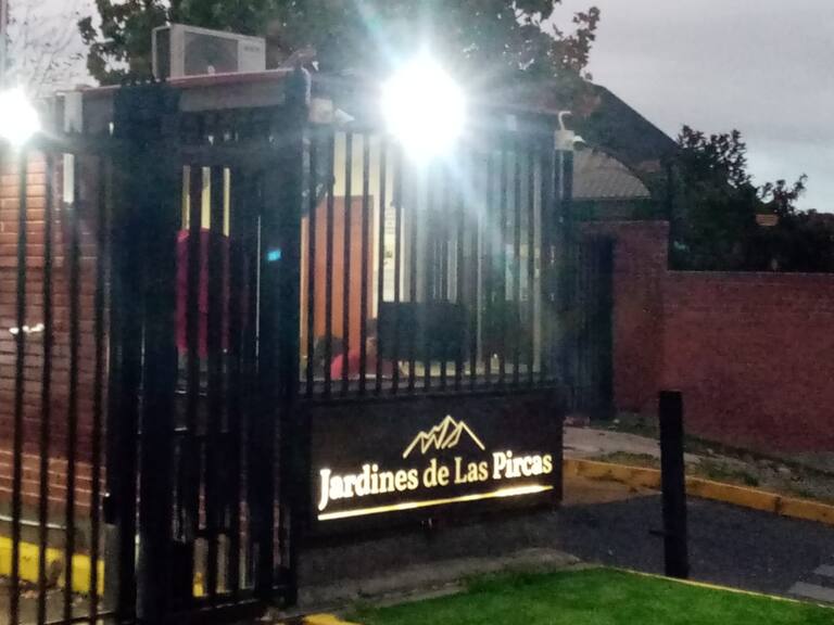 Familia sufre robo de $200 millones en su casa en Peñalolén: delincuentes escalaron cerco y entraron por una ventana