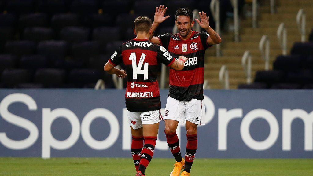 RIO DE JANEIRO, BRAZIL - DECEMBER 20: Isla of Flamengo celebrates his goal with Arrascaeta during a match between Flamengo and Bahia as part of 2020 Brasileirao Series A at Maracana Stadium on December 20, 2020 in Rio de Janeiro, Brazil. (Photo by Wagner Meier/Getty Images)