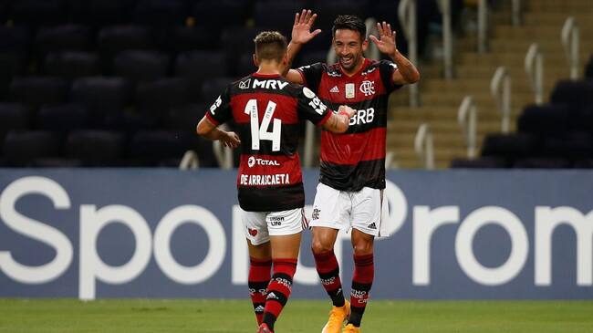 RIO DE JANEIRO, BRAZIL - DECEMBER 20: Isla of Flamengo celebrates his goal with Arrascaeta during a match between Flamengo and Bahia as part of 2020 Brasileirao Series A at Maracana Stadium on December 20, 2020 in Rio de Janeiro, Brazil. (Photo by Wagner Meier/Getty Images)