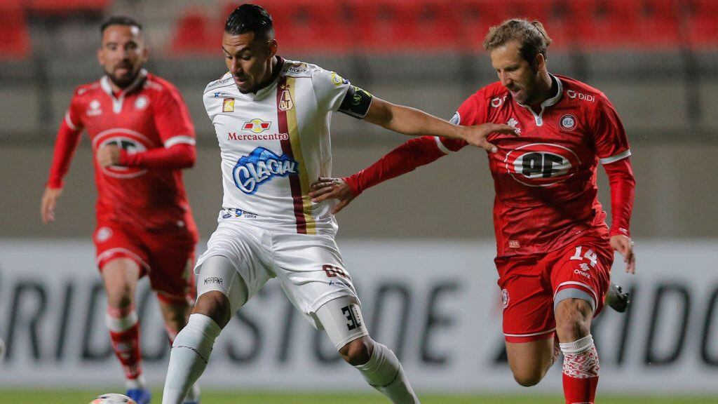 Colombia's Deportes Tolima Yeison Gordillo (L) and Chile's Union La Calera Felipe Seymour vie for the ball during their closed-door Copa Sudamericana second round football match at the Nicolas Chahuan Municipal Stadium in La Calera, Chile, on October 27, 2020, amid the COVID-19 novel coronavirus pandemic. (Photo by Javier TORRES / AFP) (Photo by JAVIER TORRES/AFP via Getty Images)