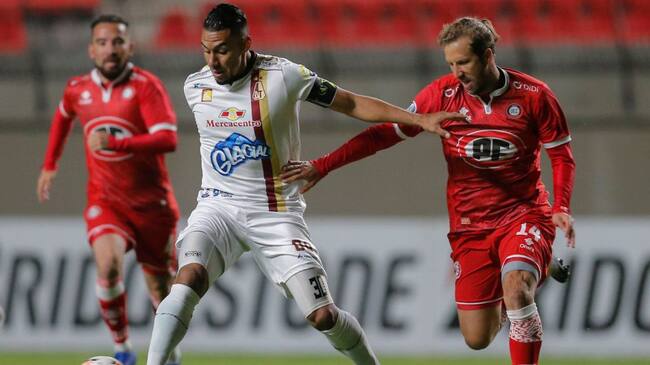 Colombia's Deportes Tolima Yeison Gordillo (L) and Chile's Union La Calera Felipe Seymour vie for the ball during their closed-door Copa Sudamericana second round football match at the Nicolas Chahuan Municipal Stadium in La Calera, Chile, on October 27, 2020, amid the COVID-19 novel coronavirus pandemic. (Photo by Javier TORRES / AFP) (Photo by JAVIER TORRES/AFP via Getty Images)